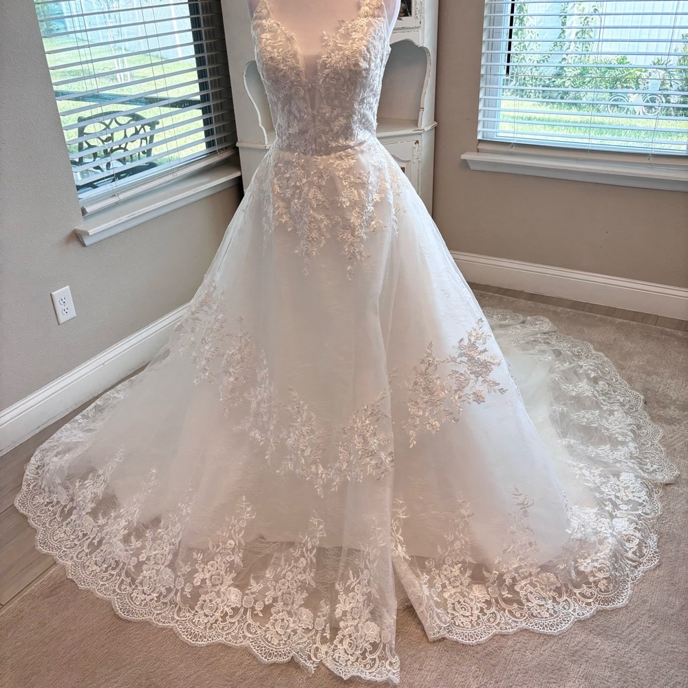 NEW Elegant White Wedding Dress with Appliques NWOT Size L/12